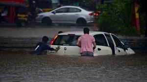 A car stuck in Rain Water under Sanpada Subway during Heavy Rains in Navi Mumbai, India, on Tuesday, September 17, 2019.(Bachchan Kumar/ Hindustan Times) A car stuck in Rain Water under Sanpada Subway during Heavy Rains in Navi Mumbai, India, on Tuesday, September 17, 2019.(Bachchan Kumar/ Hindustan Times)