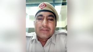 In the video, the cop also talks about the importance of maintaining road safety.(YouTube/Shayari tutorial) In the video, the cop also talks about the importance of maintaining road safety.(YouTube/Shayari tutorial)