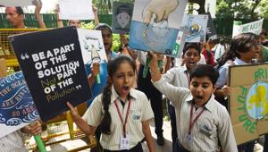 School students and members of the general public gather with placards while raising slogans to save the environment in front of the Ministry of Housing and Urban Affairs in New Delhi.(Vipin Kumar/HT PHOTO) School students and members of the general public gather with placards while raising slogans to save the environment in front of the Ministry of Housing and Urban Affairs in New Delhi.(Vipin Kumar/HT PHOTO)