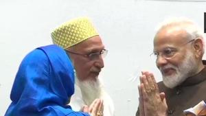 PM Modi interacting with members of the Dawoodi Bohra community in Houston.(ANI/Twitter)