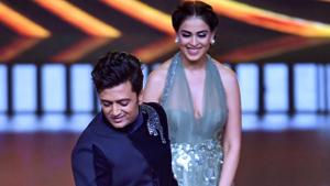 Riteish Deshmukh performs as wife Genelia D'Souza looks on at the 20th IIFA awards ceremony, in Mumbai.(PTI) Riteish Deshmukh performs as wife Genelia D'Souza looks on at the 20th IIFA awards ceremony, in Mumbai.(PTI)
