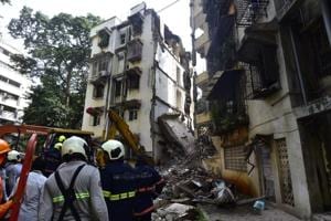 A portion of a five-storey building in Mumbai’s Khar West collapsed on Tuesday.(Satyabrat Tripathi) A portion of a five-storey building in Mumbai’s Khar West collapsed on Tuesday.(Satyabrat Tripathi)