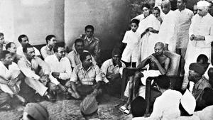 Mahatma Gandhi flanked by Vallabhbhai Patel and Jawaharlal Nehru (standing behind him) with officers of the Indian National Army in Delhi, April 1946.(HT Archive) Mahatma Gandhi flanked by Vallabhbhai Patel and Jawaharlal Nehru (standing behind him) with officers of the Indian National Army in Delhi, April 1946.(HT Archive)