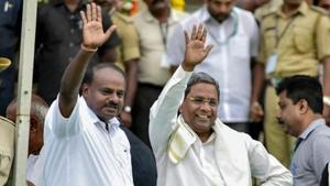 H D Kumaraswamy with Congress leader Siddaramaiah.(PTI PHOTO.) H D Kumaraswamy with Congress leader Siddaramaiah.(PTI PHOTO.)