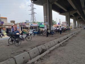 Rickshaw-pullers have encroached upon the area under the flyover in Zirakpur.(HT PHOTO) Rickshaw-pullers have encroached upon the area under the flyover in Zirakpur.(HT PHOTO)