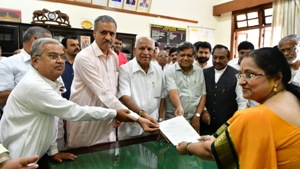 BJP MLA Vishweshwar Kageri (second from left) seen here with CM Yediyurappa.(HT PHOTO) BJP MLA Vishweshwar Kageri (second from left) seen here with CM Yediyurappa.(HT PHOTO)