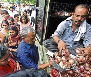 People stand in queue to buy onions sold at a subsidised rate of ₹22 per kg by the Central government outside Krishi Bhawan in New Delhi, on Tuesday.(Sonu Mehta/HT PHOTO) People stand in queue to buy onions sold at a subsidised rate of ₹22 per kg by the Central government outside Krishi Bhawan in New Delhi, on Tuesday.(Sonu Mehta/HT PHOTO)