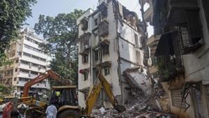 A portion of a five storey building collapsed in Khar (W), in Mumbai, on Tuesday, September 24, 2019.(Satyabrata Tripathy/HT Photo) A portion of a five storey building collapsed in Khar (W), in Mumbai, on Tuesday, September 24, 2019.(Satyabrata Tripathy/HT Photo)