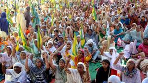Members of different farmer unions protesting at the Mehmadpur village grain market in Patiala on Wednesday.(HT PHOTO) Members of different farmer unions protesting at the Mehmadpur village grain market in Patiala on Wednesday.(HT PHOTO)