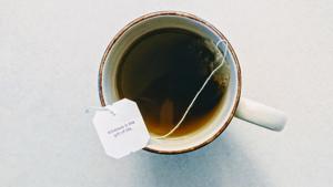 A teabag put in near-boiling water produces about 11.6 billion microplastic granules and 3.1 billion even smaller nanoplastics, which are invisible to the human eye.(Unsplash) A teabag put in near-boiling water produces about 11.6 billion microplastic granules and 3.1 billion even smaller nanoplastics, which are invisible to the human eye.(Unsplash)