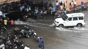 Incessant rain caused water-logging in many areas, badly affecting traffic movement.(Dheeraj Dhawan/Hindustan Times) Incessant rain caused water-logging in many areas, badly affecting traffic movement.(Dheeraj Dhawan/Hindustan Times)