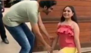 Kartik Aaryan’s fan goes down on her knees.(Instagram) Kartik Aaryan’s fan goes down on her knees.(Instagram)