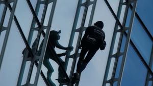 Urban climber Alain Robert, also known as "The French Spiderman", climbs the Skyper building in Frankfurt, Germany.(Reuters Photo) Urban climber Alain Robert, also known as "The French Spiderman", climbs the Skyper building in Frankfurt, Germany.(Reuters Photo)