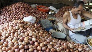 The Centre last month had also warned of strict action against hoarding of onion amid supply disruption due to floods in parts of major growing states - Maharashtra and Karnataka.(HT File Photo) The Centre last month had also warned of strict action against hoarding of onion amid supply disruption due to floods in parts of major growing states - Maharashtra and Karnataka.(HT File Photo)