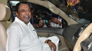 CBI took IPS officer SMH Mirza to Mukul Roy’s house for interrogation.(Samir Jana / Hindusttan Times) CBI took IPS officer SMH Mirza to Mukul Roy’s house for interrogation.(Samir Jana / Hindusttan Times)