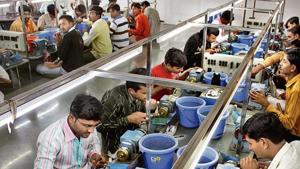 Diamond polishers at work in Surat, Gujarat.(HT File Photo) Diamond polishers at work in Surat, Gujarat.(HT File Photo)