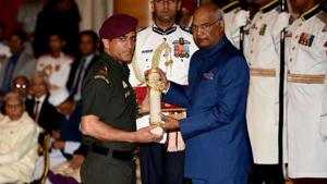 Former India captain MS Dhoni with President Ram Nath Kovind.(Reuters/File) Former India captain MS Dhoni with President Ram Nath Kovind.(Reuters/File)