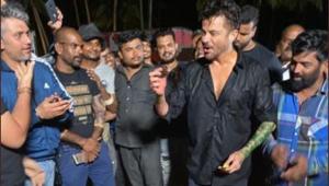 Anil Kapoor with crew members of Malang.(Twitter) Anil Kapoor with crew members of Malang.(Twitter)