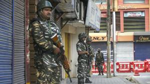 Security personnel stand guard during shutdown in Srinagar on Sunday, Sept. 29, 2019.(PTI) Security personnel stand guard during shutdown in Srinagar on Sunday, Sept. 29, 2019.(PTI)