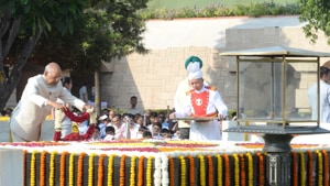 President Ram Nath Kovind laying floral tributes to Mahatma Gandhi on his 150th birth anniversary.(Twitter) President Ram Nath Kovind laying floral tributes to Mahatma Gandhi on his 150th birth anniversary.(Twitter)