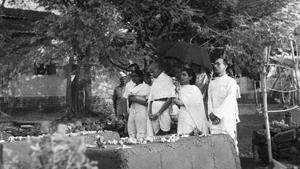 Manu Gandhi, Mahatma Gandhi, Sushila Nayar, Mirabehn and Pyarelal Nayar at the samadhis of Mahadev Desai and Kasturba Gandh at the Aga Khan Palace Pune India 1944.(Dinodia Photos / Alamy Stock Photo) Manu Gandhi, Mahatma Gandhi, Sushila Nayar, Mirabehn and Pyarelal Nayar at the samadhis of Mahadev Desai and Kasturba Gandh at the Aga Khan Palace Pune India 1944.(Dinodia Photos / Alamy Stock Photo)