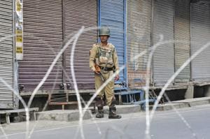A paramilitary soldier stands guard near barbed wires during restrictions, at Lal Chowk, in Srinagar, Jammu and Kashmir, India, on Friday, September 27, 2019.(Photo: Waseem Andrabi / Hindustan Times) A paramilitary soldier stands guard near barbed wires during restrictions, at Lal Chowk, in Srinagar, Jammu and Kashmir, India, on Friday, September 27, 2019.(Photo: Waseem Andrabi / Hindustan Times)