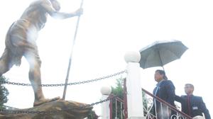 Meghalaya Chief Minister Conrad Sangma pays homage to Mahatma Gandhi on his 150th birth anniversary in Shillong.(HT PHOTO) Meghalaya Chief Minister Conrad Sangma pays homage to Mahatma Gandhi on his 150th birth anniversary in Shillong.(HT PHOTO)