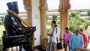 Nagpur: Bollywood veteran actor Mithun Chakraborty pays tribute to Rashtriya Swayamsevak Sangh (RSS) leader K B Hedgewar during a visit to RSS headquarters in Nagpur, Maharashtra.(PTI Photo) Nagpur: Bollywood veteran actor Mithun Chakraborty pays tribute to Rashtriya Swayamsevak Sangh (RSS) leader K B Hedgewar during a visit to RSS headquarters in Nagpur, Maharashtra.(PTI Photo)