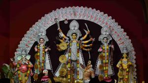 Economic slowdown has cast its shadow on Durga Puja festival in West Bengal.(Photo by Bachchan Kumar/ Hindustan Times) Economic slowdown has cast its shadow on Durga Puja festival in West Bengal.(Photo by Bachchan Kumar/ Hindustan Times)