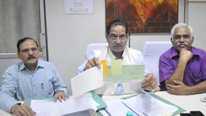 Lucknow University vice-chancellor Prof SP Singh (in centre) showing cheque at a press conference in Lucknow on Friday.(Deepak Gupta/HT photo) Lucknow University vice-chancellor Prof SP Singh (in centre) showing cheque at a press conference in Lucknow on Friday.(Deepak Gupta/HT photo)