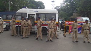 A police check post blocking entry into Mumbai’s Aarey Colony from Goregaon.(Pramod Thakur/HT PHOTO) A police check post blocking entry into Mumbai’s Aarey Colony from Goregaon.(Pramod Thakur/HT PHOTO)