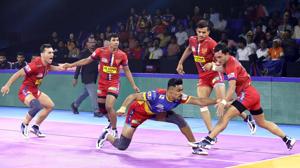 UP Yoddha tries to steal point against Delhi defenders.(PKL) UP Yoddha tries to steal point against Delhi defenders.(PKL)