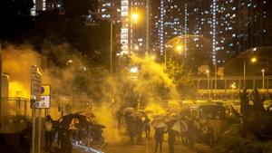 Anti-government protesters run away from a tear gas canister, after leader Carrie Lam announced emergency laws that would include banning face masks at protests, in Wong Tai Sin district, in Hong Kong, China October 4, 2019.(REUTERS) Anti-government protesters run away from a tear gas canister, after leader Carrie Lam announced emergency laws that would include banning face masks at protests, in Wong Tai Sin district, in Hong Kong, China October 4, 2019.(REUTERS)