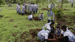 School kids plant 350 trees near Mumbai station. (Representational image)(HT file) School kids plant 350 trees near Mumbai station. (Representational image)(HT file)