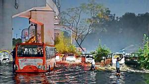 Traffic was thrown out of gear in Delhi as roads remained water-logged till Friday morning.(Sanjeev Verma/HT PHOTO) Traffic was thrown out of gear in Delhi as roads remained water-logged till Friday morning.(Sanjeev Verma/HT PHOTO)