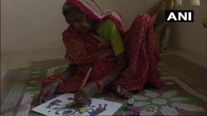 Jodhaiya Bai Baiga busy with painting.(Twitter/ANI) Jodhaiya Bai Baiga busy with painting.(Twitter/ANI)
