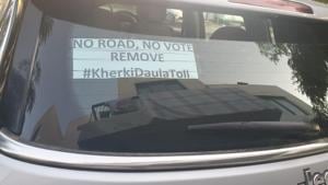 Many residents of sectors 79-113 of Gurugram have pasted posters on their vehicles which say they won’t vote for the ruling BJP in the assembly elections if they do not have road connectivity between NPR and Delhi-Gurgaon Expressway.(HT Photo)