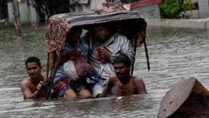 With the Ganga’s water level falling, the administration engaged heavy-duty pumps to flush out water from Patna’s worst-affected localities such as Rajendra Nagar, Kankar Bagh and Pataliputra Colony.(ANI) With the Ganga’s water level falling, the administration engaged heavy-duty pumps to flush out water from Patna’s worst-affected localities such as Rajendra Nagar, Kankar Bagh and Pataliputra Colony.(ANI)