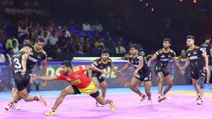 Gujarat Fortunegiants try to stop a Telugu Titans raider.(PKL) Gujarat Fortunegiants try to stop a Telugu Titans raider.(PKL)