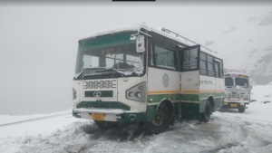 Himachal Road Transport Corporation bus stranded on Rohtang Pass due to Snowfall on Monday.(Gaurav Bisht/ HT Photo) Himachal Road Transport Corporation bus stranded on Rohtang Pass due to Snowfall on Monday.(Gaurav Bisht/ HT Photo)