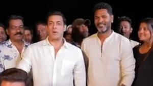 Salman Khan with director Prabhudheva and Dabangg 3’s team.(Instagram) Salman Khan with director Prabhudheva and Dabangg 3’s team.(Instagram)