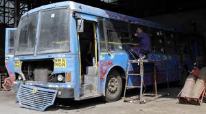 Mechanics at the PMPML depot in Swargate are often keeping alive buses way past the best-before date.(Rahul Raut/HT PHOTO) Mechanics at the PMPML depot in Swargate are often keeping alive buses way past the best-before date.(Rahul Raut/HT PHOTO)