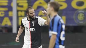 Juventus' Gonzalo Higuain celebrates after scoring his side's second goal.(AP) Juventus' Gonzalo Higuain celebrates after scoring his side's second goal.(AP)