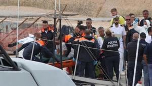 Rescue personnel carry a stretcher off a rescue vessel, after a ship carrying some 50 migrants began taking on water off the coast of Lampedusa, Italy October 7, 2019.(REUTERS) Rescue personnel carry a stretcher off a rescue vessel, after a ship carrying some 50 migrants began taking on water off the coast of Lampedusa, Italy October 7, 2019.(REUTERS)