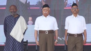 Mohan Bhagwat also dwelt upon topics of lynching, economic policies and Hindutva among other things during his speech.(Twitter/ RSS) Mohan Bhagwat also dwelt upon topics of lynching, economic policies and Hindutva among other things during his speech.(Twitter/ RSS)