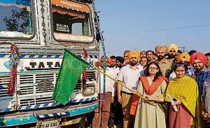 Department of food supply director Anindita Mitra flagging off paddy lifting at Rajpura in Patiala on Tuesday.(HT PHOTO) Department of food supply director Anindita Mitra flagging off paddy lifting at Rajpura in Patiala on Tuesday.(HT PHOTO)