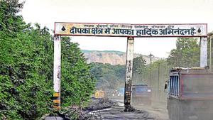 Trucks at the entry point into Dipka town.(HT PHOTO) Trucks at the entry point into Dipka town.(HT PHOTO)
