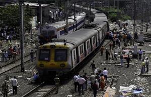 The train services on harbour line of Central Railway were disrupted for half an hour on Wednesday morning.(Kunal Patil/HT File Photo) The train services on harbour line of Central Railway were disrupted for half an hour on Wednesday morning.(Kunal Patil/HT File Photo)