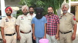 19-yr-old arrested with countrymade pistol(HT PHOTO) 19-yr-old arrested with countrymade pistol(HT PHOTO)