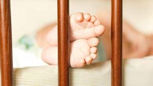 A 29-year-old woman, who was travelling in a local train, delivered a baby at a One Rupee Clinic at the Thane railway station early Thursday.(Shutterstock Image) A 29-year-old woman, who was travelling in a local train, delivered a baby at a One Rupee Clinic at the Thane railway station early Thursday.(Shutterstock Image)